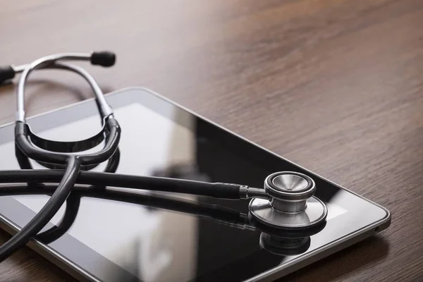 Tablette numérique avec stéthoscope — Photo