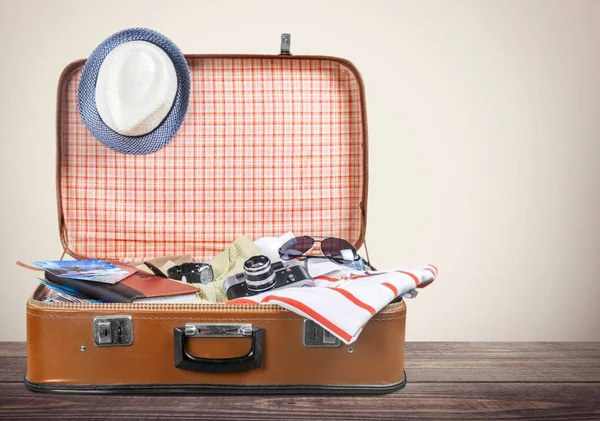 Vintage resväska med resor grejer — Stockfoto