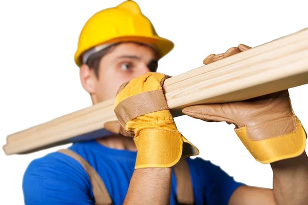 Trabalhador usando chapéu duro e carregando madeira — Fotografia de Stock