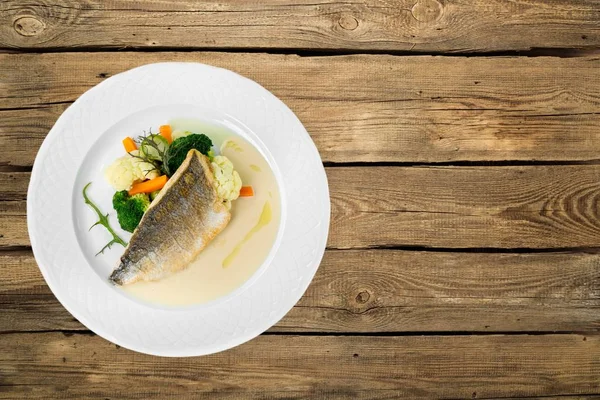 plaka üzerinde arka izole lezzetli balık