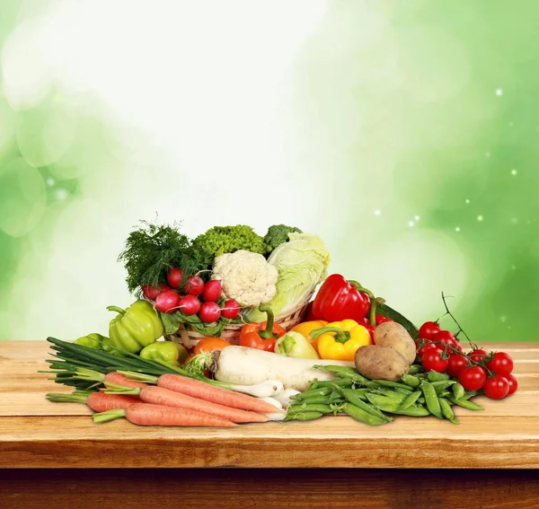木製のテーブル背景での新鮮野菜のクローズ アップ — ストック写真