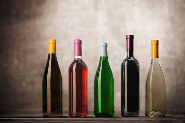 Вино бутылки в ряд — стоковое фото
