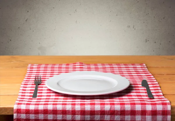 Beyaz plaka peçete üzerinde