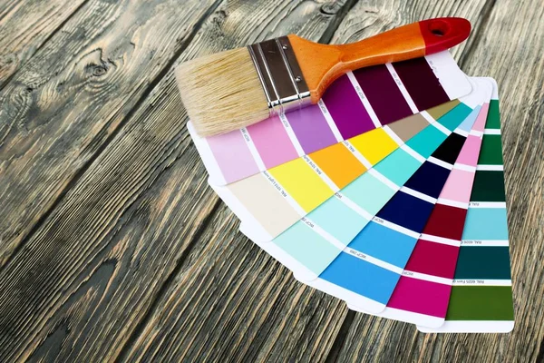 Fırça ve parlak renk paleti 