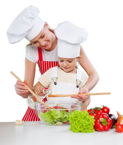 Meisje en haar moeder samen koken — Stockfoto