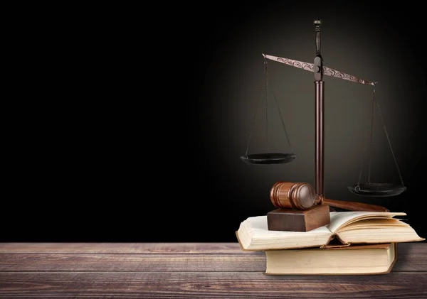 Justitie schalen, boeken en hamer — Stockfoto