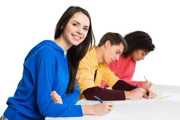 学校の背景に笑顔の若い学生のグループ — ストック写真