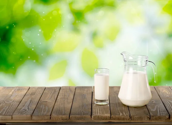 Bardak süt ve sürahi — Stok fotoğraf