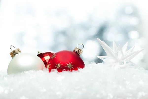 Julgranskulor i snöflingor — Stockfoto