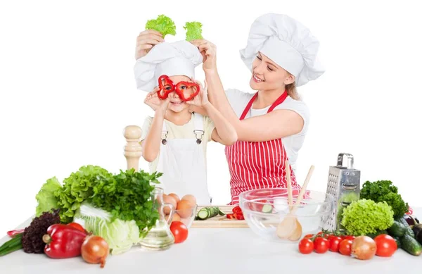 Lány és az anyja főzés együtt — Stock Fotó