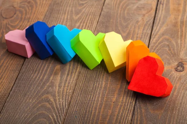 arka plan üzerinde izole renkli Kalpler 