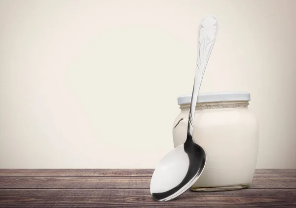 Frisse yoghurt met lepel — Stockfoto