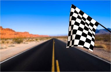 Damalı bayrak sallayarak