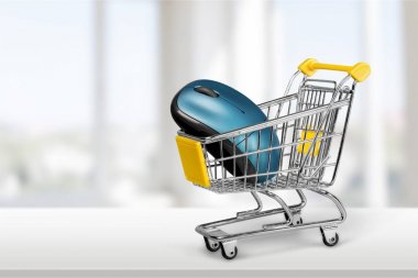 Bilgisayar fare ile üzerinde açık renkli alışveriş sepeti 
