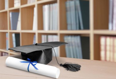 Mezuniyet şapkası ve diploması.