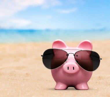 güneş gözlüğü ile Piggy banka
