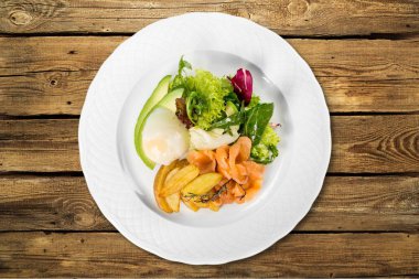 ahşap arka plan üzerinde beyaz tabak içinde lezzetli balık