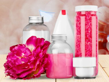 Kozmetik kapları ve çiçekler