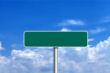 Yeşil boş yol işareti mavi bulutlu gökyüzü üzerinde