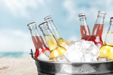 Buzlu bira şişeleri.