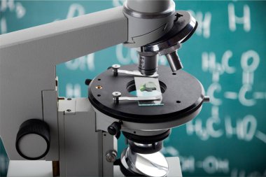 Arka plan üzerinde izole bir tıbbi mikroskop