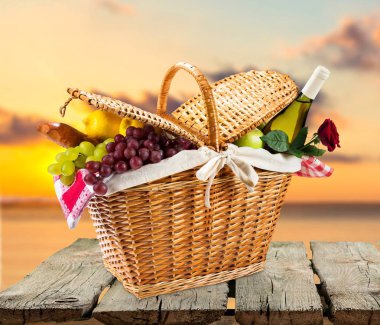 şarapla piknik sepeti 