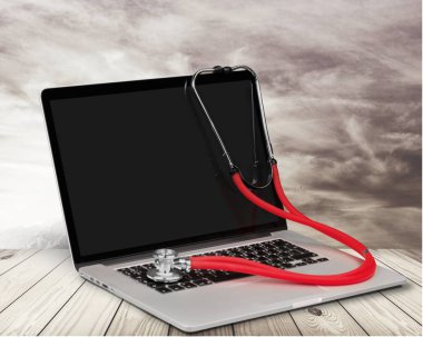 Modern dizüstü ve arka plan üzerinde stetoskop 