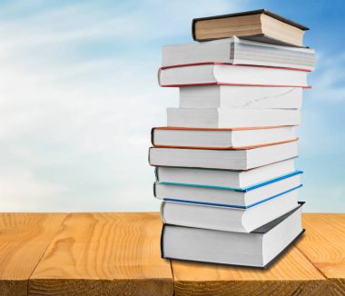 Arka plan üzerinde renkli kitap yığını 
