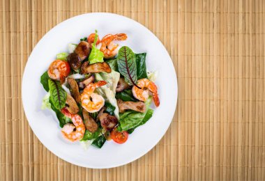 yeşil salata karides ile