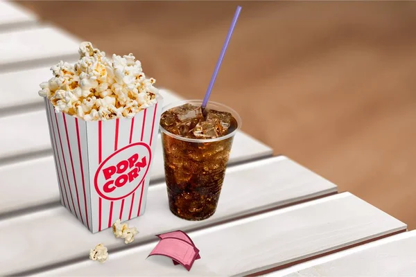 Popcorn in Schachtel und Cola — Stockfoto