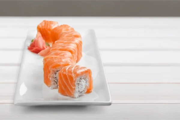 Вкусные суши-роллы — стоковое фото