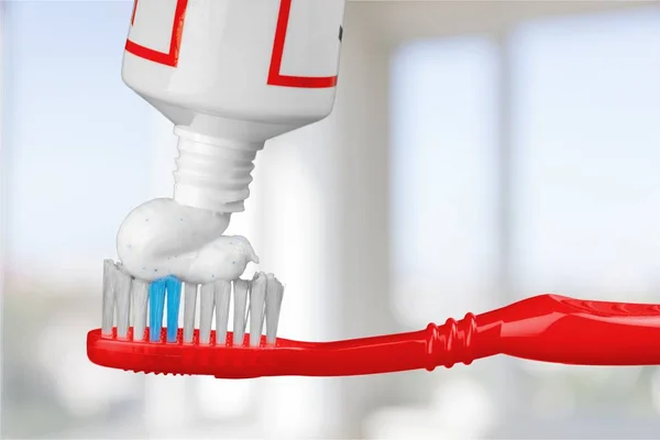 Zahnbürste mit Zahnpasta auf weiß — Stockfoto