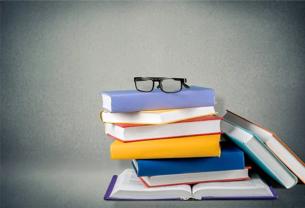 Tas de livres avec des lunettes — Photo