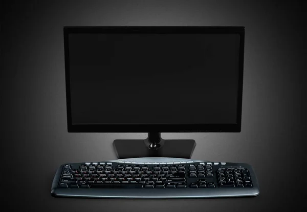 Monitor und Tastatur auf weiß — Stockfoto