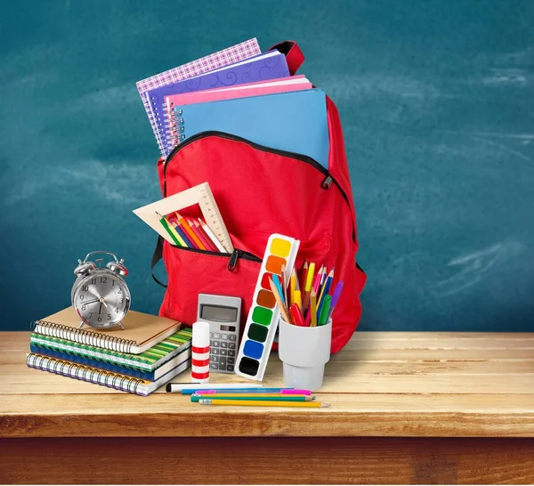 Skolan ryggsäck med pappersvaror — Stockfoto