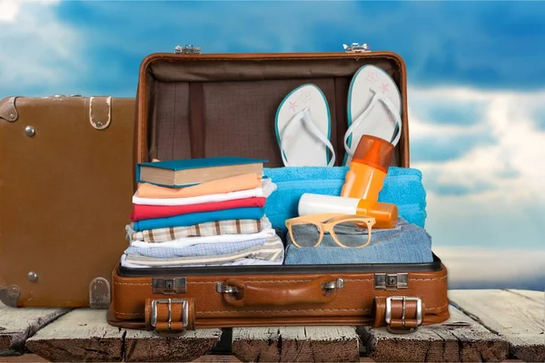Retro resväska med resor objekt — Stockfoto