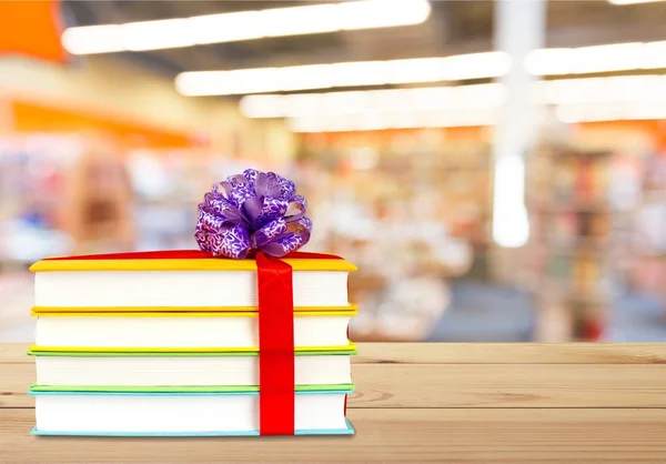 Pila de libros y arco —  Fotos de Stock