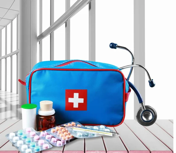 Kit di pronto soccorso con forniture mediche — Foto Stock