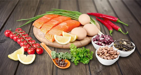 Chutné Červené Ryby Zeleninou Dřevěné Desky Dřevěné Pozadí — Stock fotografie