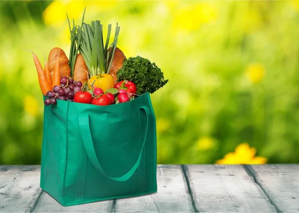 Bolsa de compras con productos de alimentación — Foto de Stock