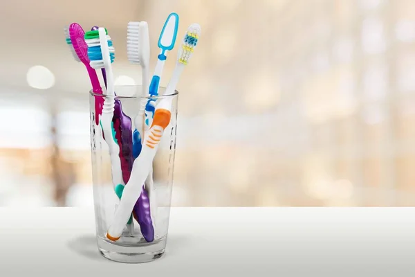 Novas escovas de dentes coloridas em vidro — Fotografia de Stock