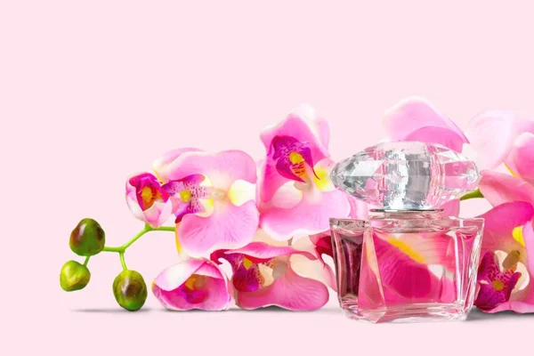 Flakon perfum i kwiatów — Zdjęcie stockowe