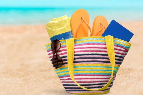 Strandtasche auf Sand — Stockfoto