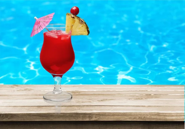 Cocktail vid kanten av en resort pool. — Stockfoto