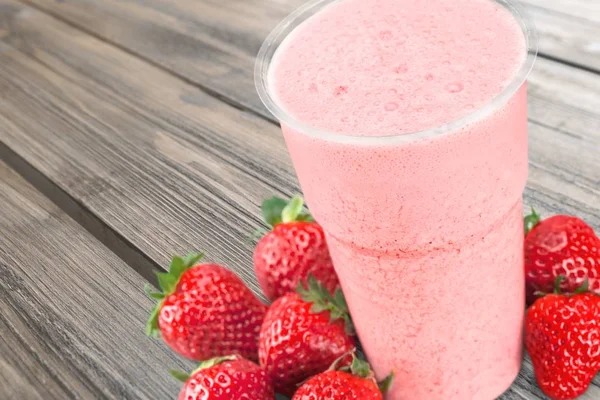 Verre Milkshake Fraise Isolé Sur Fond — Photo