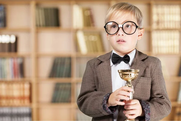 Çocuk kupayı tutarak gözlük — Stok fotoğraf