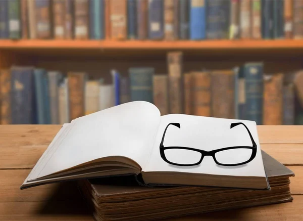 Un mucchio di libri con occhiali — Foto Stock