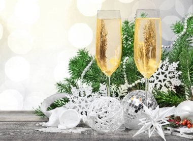 Noel süslemeleri ile şampanya bardağı 