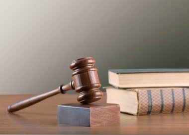 Kitaplar ve tahta tokmak