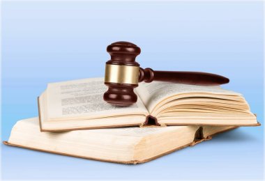 Kitaplar ve tahta tokmak